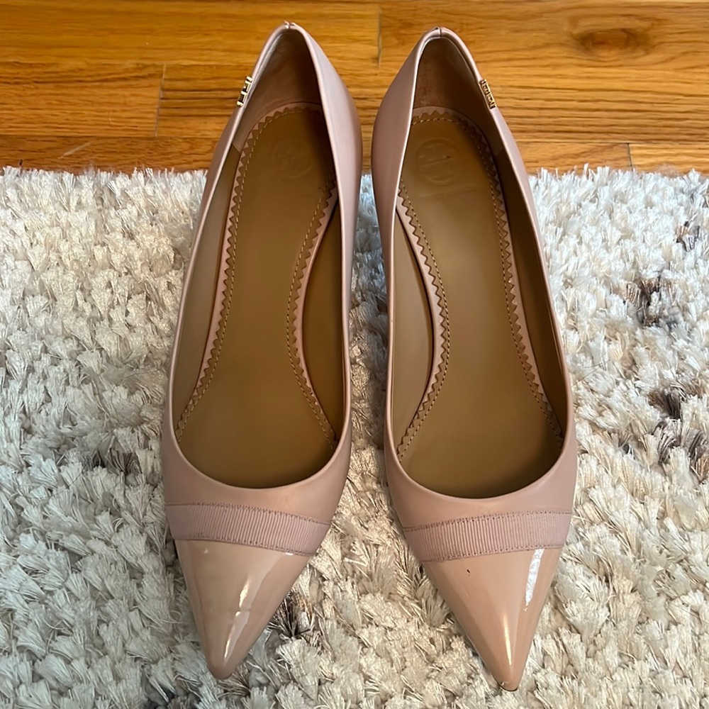 Tory Burch nude leather pump.